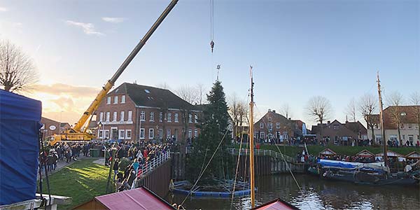 Aufstellen des schwimmenden Weihnachtsbaums