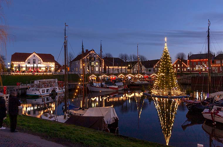 Schwimmender Weihnachtsbaum