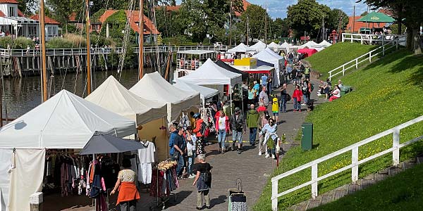 Kunsthandwerkermarkt am Museumshafen in Carolinensiel