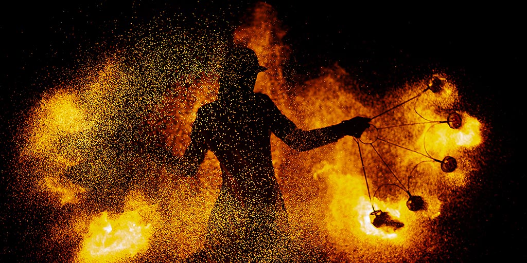 Feuershow & Funkentanz am Museumshafen in Carolinensiel